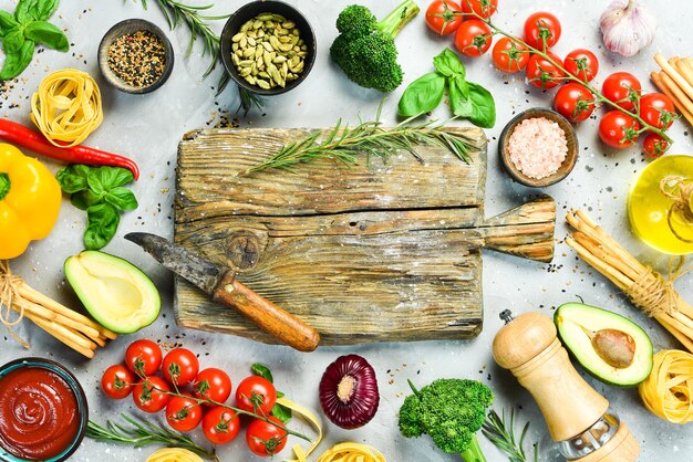 Składniki na drewnianym blacie